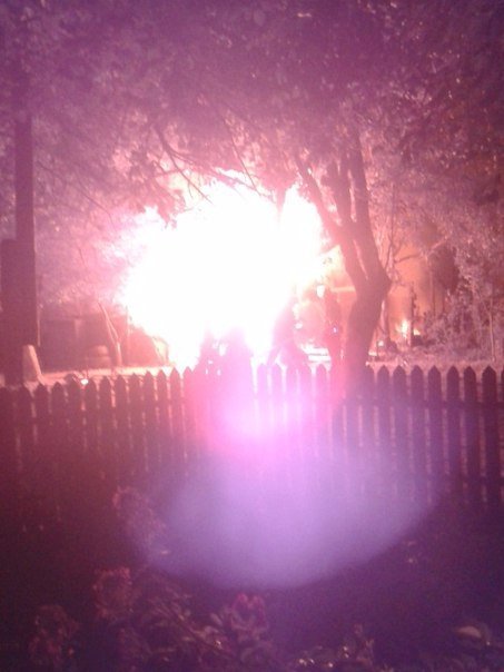 У Луцьку пожежа знищила сараї і машину. ФОТО