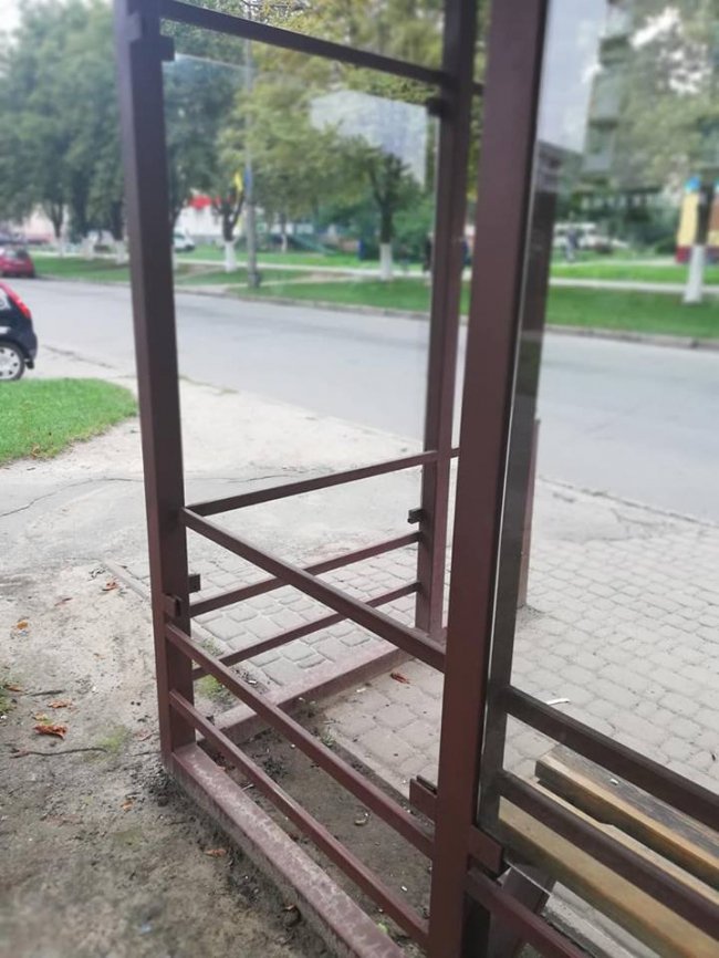 Безлад і зупинка без скла: лучани обурені роботою комунальників. ФОТО