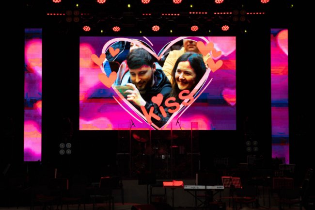 Концерт до Дня закоханих у волинському театрі зібрав аншлаг. ФОТО. ВІДЕО