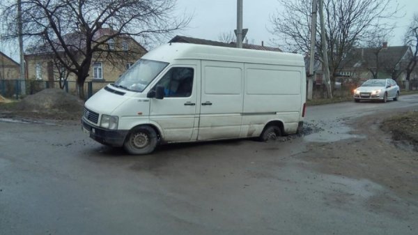 У Луцьку бус заднім колесом провалився в яму