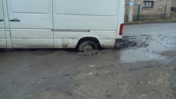 У Луцьку бус заднім колесом провалився в яму