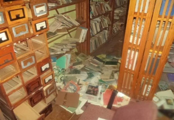 На Волині хулігани розгромили сільську бібліотеку. ФОТО