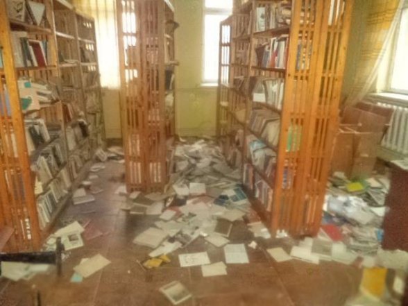 На Волині хулігани розгромили сільську бібліотеку. ФОТО