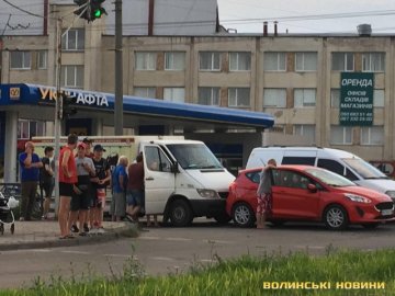 У Луцьку не розминулися вантажівка і легковик