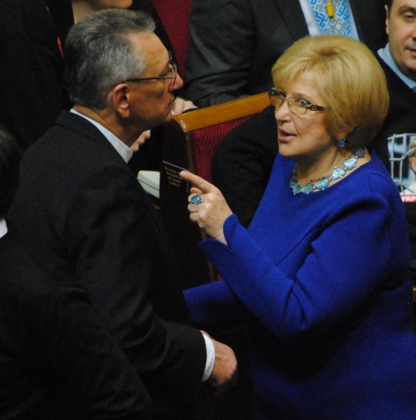 Катерина Ващук, чи як вона себе називає «староста волинських депутатів» дає настанови новачку Мельнику (Фото Сергія Шаповала, взято з мережі Facebook)