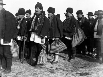 «Рябі сумки» в руках українців на фото сторічної давнини