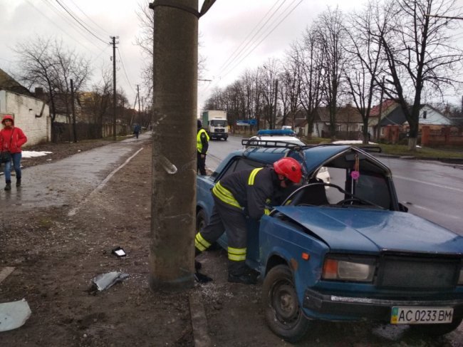 У Луцьку після аварії водія вирізали з авто рятувальники. ФОТО