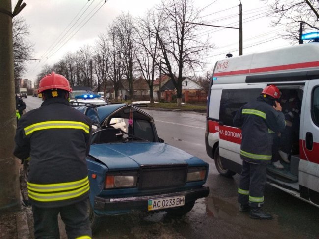 У Луцьку після аварії водія вирізали з авто рятувальники. ФОТО