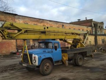 На Волині п'яний чоловік посеред вулиці викрав автовишку