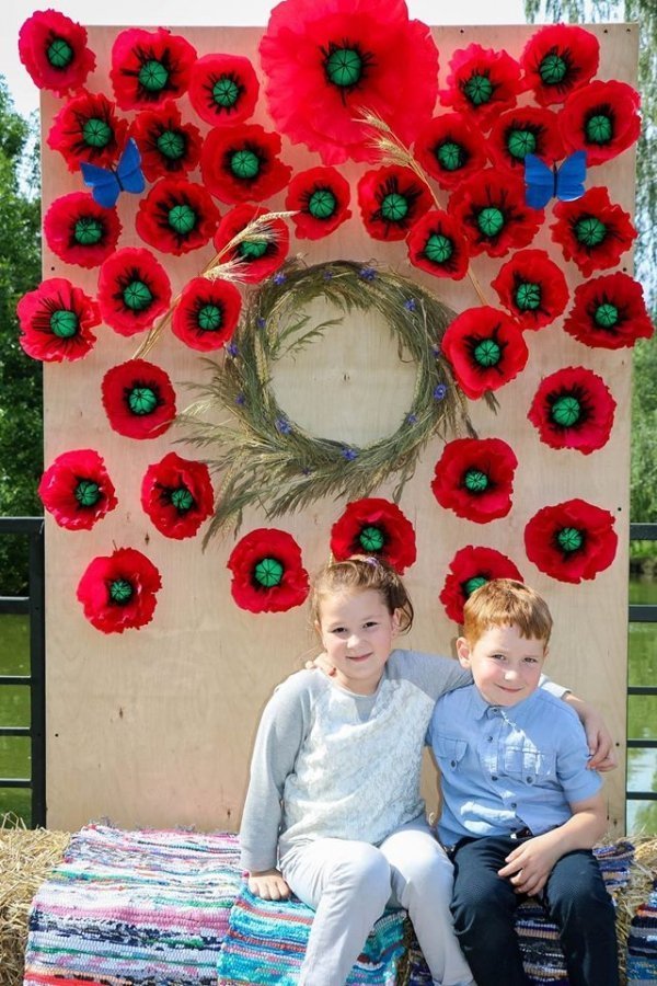  З нагоди державного свята Луцький зоопарк «розквітнув» маками. ФОТО