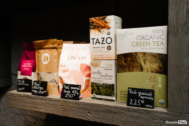 Час небанальних і красивих подарунків: де у Луцьку купити набори із корисних смаколиків*