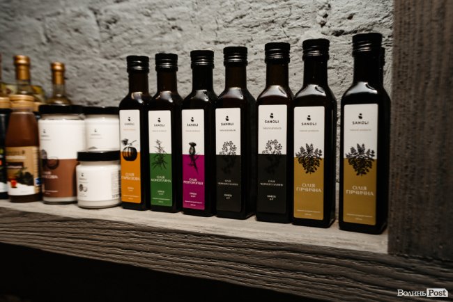 Час небанальних і красивих подарунків: де у Луцьку купити набори із корисних смаколиків*