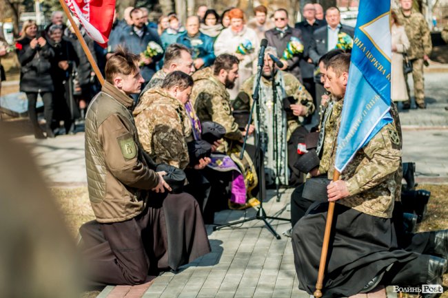 У Луцьку ходою і молитвами вшанували мужність та героїзм добровольців. ФОТО