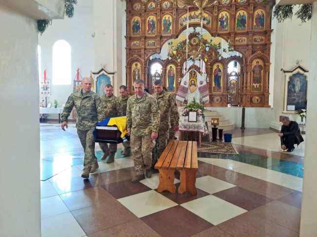 Дорога додому довжиною у п’ятнадцять місяців: на Волині попрощалися з воїном Анатолієм Смалем