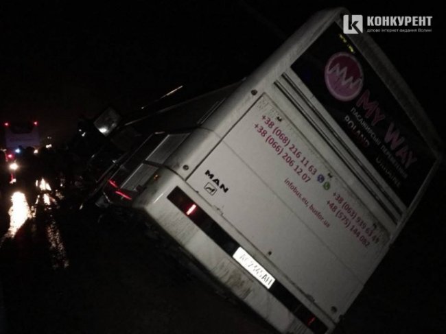 «Пригоди» автобуса з волинянами: страх на митниці та аварія в Польщі