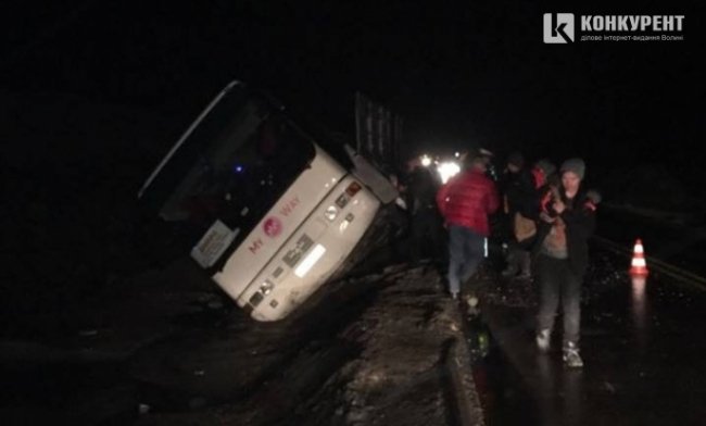 «Пригоди» автобуса з волинянами: страх на митниці та аварія в Польщі