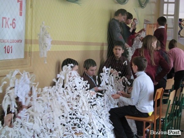 Луцькі школярі допомагають бійцям АТО. ФОТО