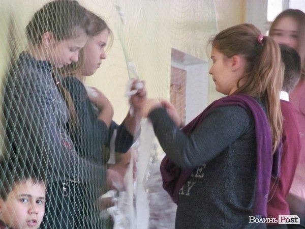 Луцькі школярі допомагають бійцям АТО. ФОТО