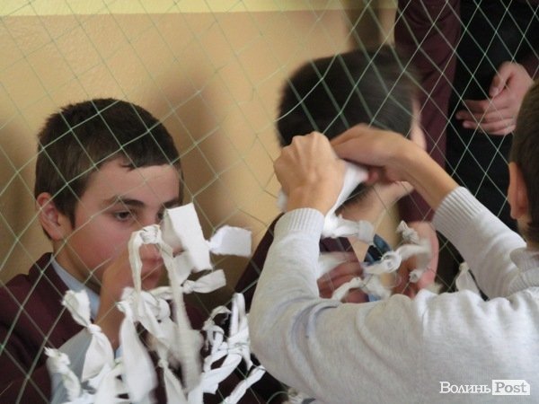 Луцькі школярі допомагають бійцям АТО. ФОТО