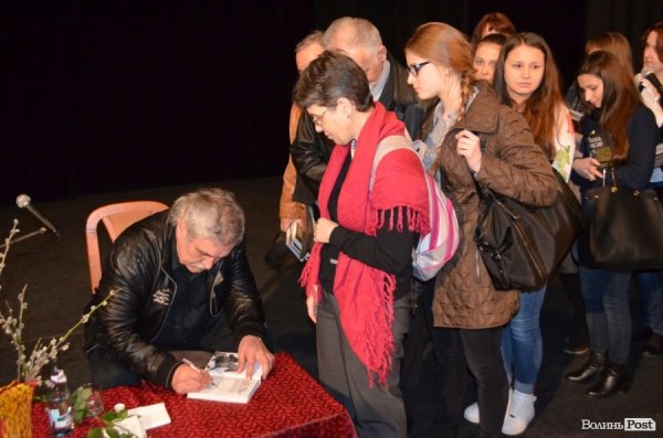 Шкляр у Луцьку розповів, чому Україні не потрібен Крим і Донбас. ФОТО