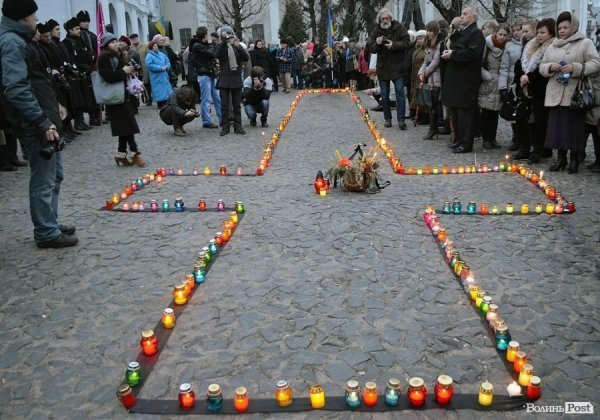 У Луцьку перед замком виклали зі свічок «хрест пам’яті». ФОТО
