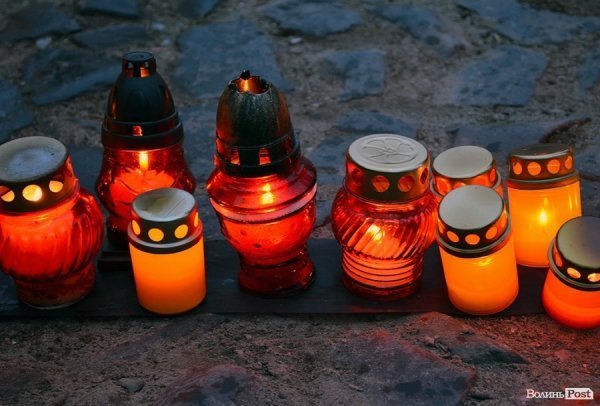 У Луцьку перед замком виклали зі свічок «хрест пам’яті». ФОТО