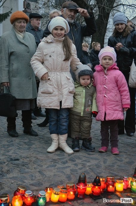 У Луцьку перед замком виклали зі свічок «хрест пам’яті». ФОТО
