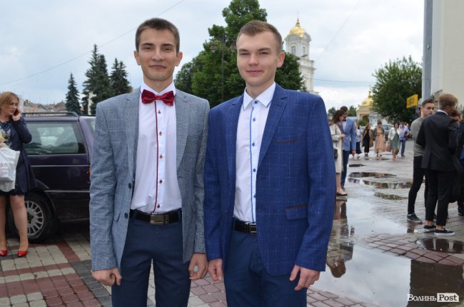 Кеди і стильні метелики: що одягнули луцькі випускники. ФОТО