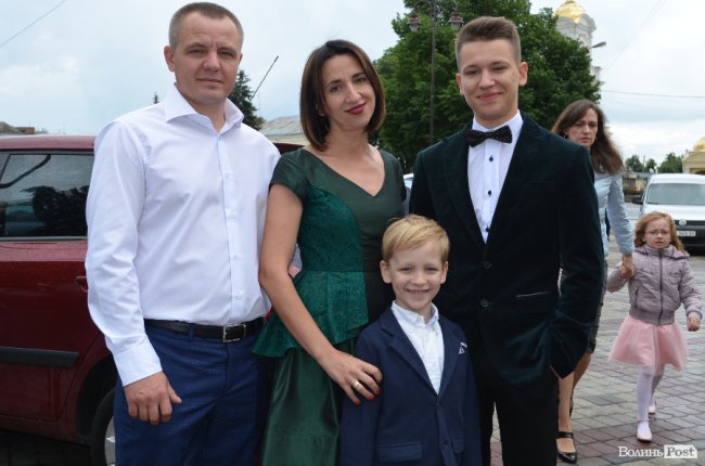 Кеди і стильні метелики: що одягнули луцькі випускники. ФОТО