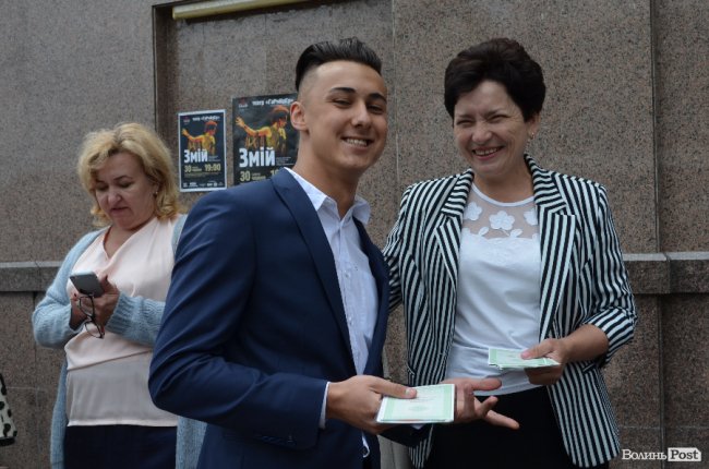 Кеди і стильні метелики: що одягнули луцькі випускники. ФОТО