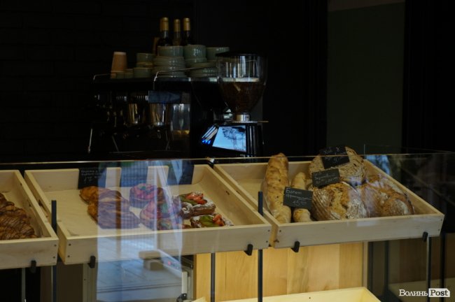 У Луцьку відкрилася кав'ярня, де можна поспостерігати за процесом випікання хліба. ФОТО