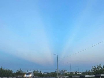 У небі над Волинню помітили незвичайний захід сонця