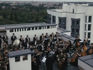 На даху луцької багатоповерхівки зіграв симфонічний оркестр. ВІДЕО*