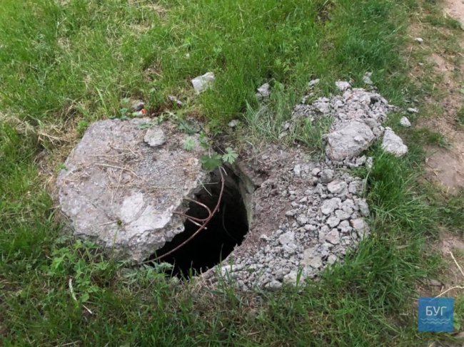 В яму ногою провалилася дитина: у місті на Волині – небезпечні люки. ФОТО