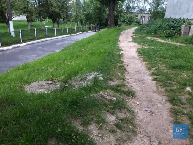 В яму ногою провалилася дитина: у місті на Волині – небезпечні люки. ФОТО