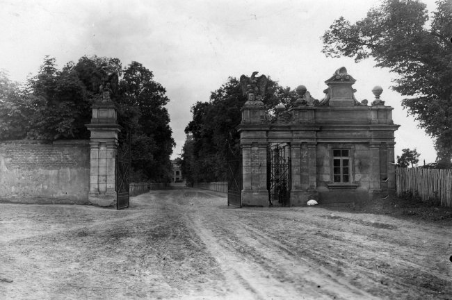 В’їзд до палацу в Смордві