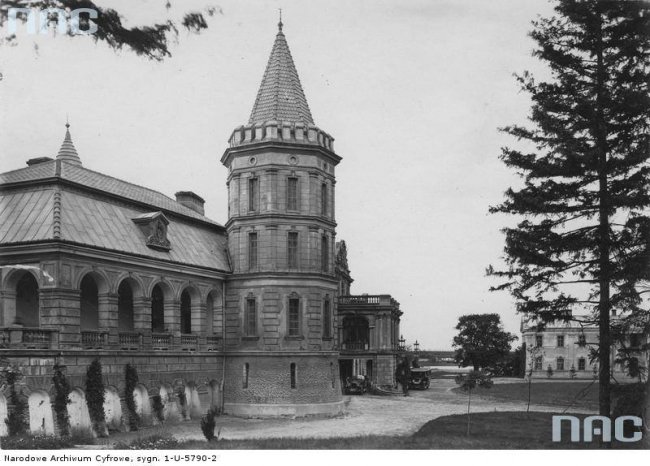 Фронтальний вигляд палацу в Смордві, 1918-1939 рр