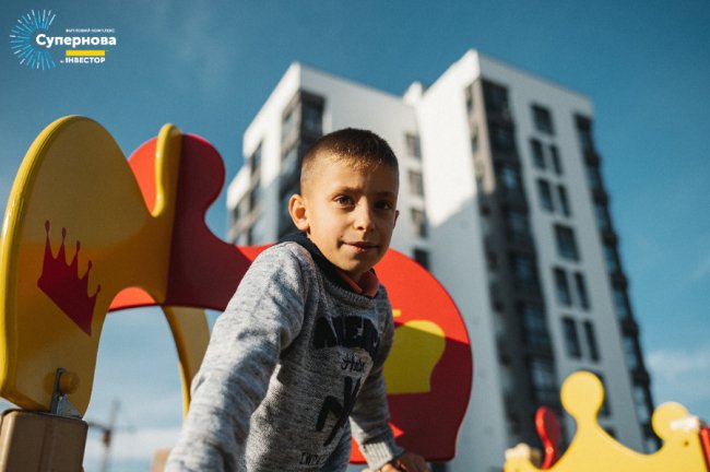 Жовтий дим, супергерої і райські яблука: як на «Супернові» святкували День сусіда. ФОТО*