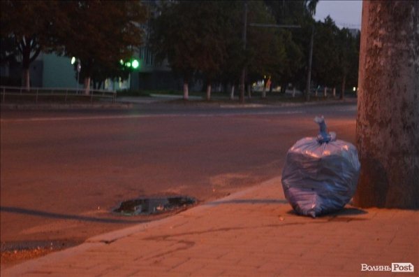 Виносити сміття на ніч - погана прикмета. А от в 5 ранку - воно 