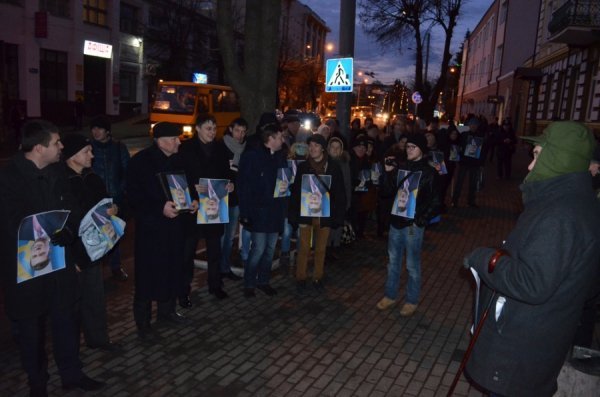 Під прокуратурою Волині - пікет з перевернутими «Януковичами». ФОТО 