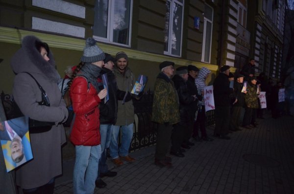 Під прокуратурою Волині - пікет з перевернутими «Януковичами». ФОТО 
