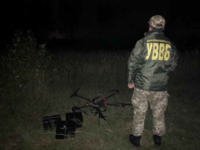 Новітня контрабанда: невідомі хотіли переправити сигарети до Польщі на квадрокоптері