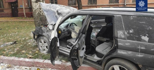 «Я – Бог»: в Одесі неадекватний водій протаранив авто поліції та врізався в дерево. ВІДЕО