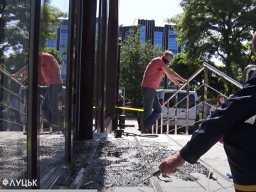 Клієнтський центр «Волиньгазу» облили невідомою речовиною: камери зафіксували диверсанта.ВІДЕО