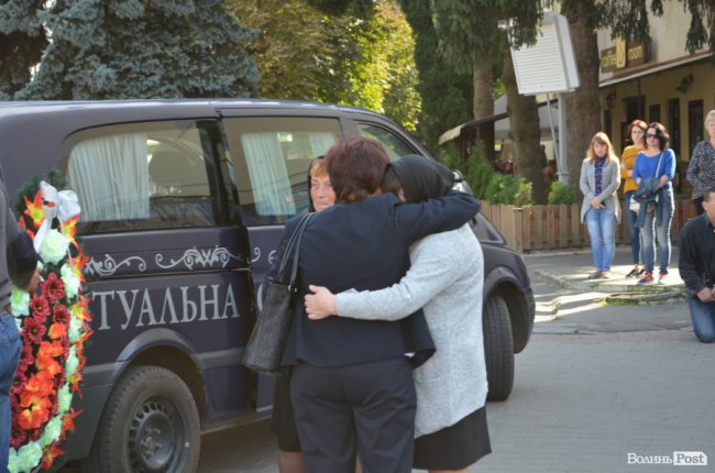 «Був сміливим, добрим і завжди допомагав»: у Луцьку попрощалися з Героєм Юрієм Лавренчуком. ФОТОРЕПОРТАЖ