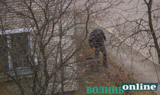 У Луцьку двоє чоловіків смажили шашлик просто під вікнами багатоповерхівки. ФОТО