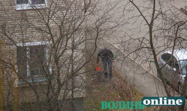 У Луцьку двоє чоловіків смажили шашлик просто під вікнами багатоповерхівки. ФОТО