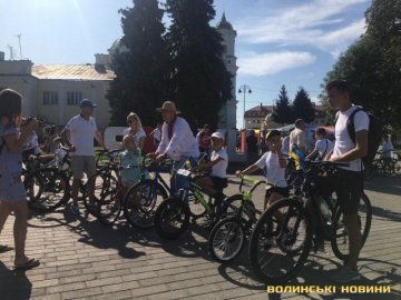 Усміхнені та у вишиванках: сотні лучан на велосипедах проїхалися вулицями міста. ФОТО 