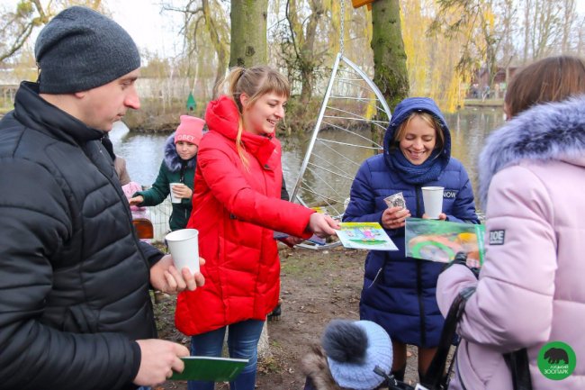 Як малеча в луцькому зоопарку ведмедика «лікувала». ФОТО