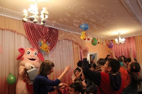 Депутати міськради разом з підприємцями подарували дітям свято. ФОТО